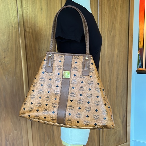 MCM Liz Reversible Large Visetos Tote Bag. Dust bag included. - Picture 2 of 9